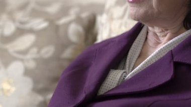 Closeup mutlu yaşlı kadının göğüs, boyun, yüz, göz üstünde belgili tanımlık pencere arıyorum. Yavaş yavaş