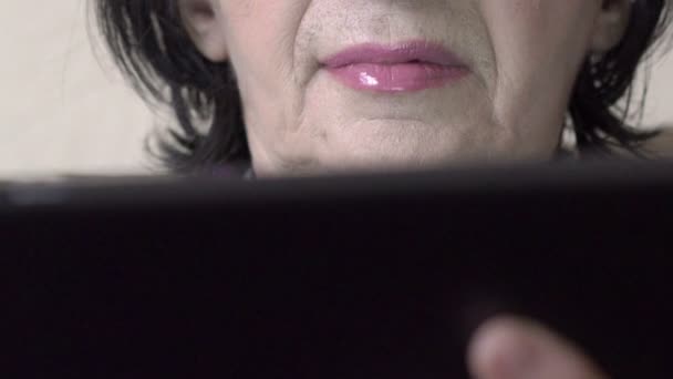 Närbild av gamla affärskvinna med hjälp av en tablett. Långsamt — Stockvideo