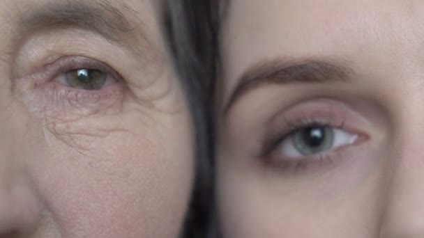 Close-up ogen van oma en kleindochter. Knuffelen. Langzaam — Stockvideo