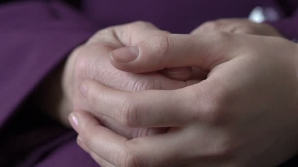 Gammal kvinna ung flicka håller hand wrinkle hudvård på nära håll. Långsamt — Stockvideo