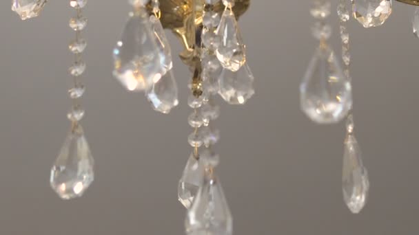 Crystal chandelier detalj bakgrund. Närbild av kristaller. Slow motion — Stockvideo