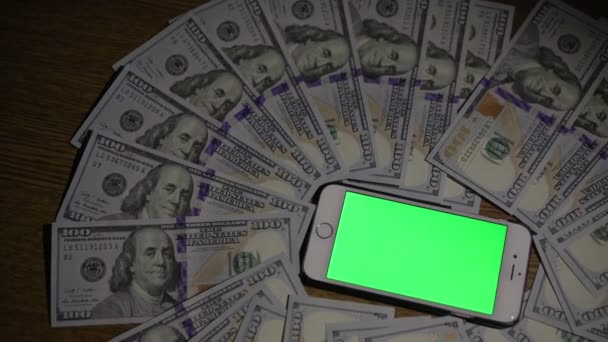 Smartphone onde fundo verde. 100 dólares. 4k — Vídeo de Stock