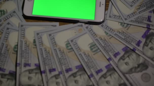 Smartphone waar groene achtergrond. 100 dollar. clous-up 4k — Stockvideo