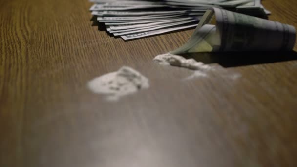 Cocaína roncou em um espelho através de rolou nota bancária de 100 dólares, 4k — Vídeo de Stock