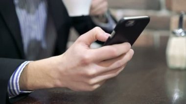 Elinde tutan Smartphone zoom