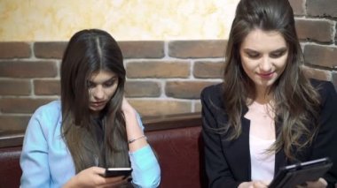 Seksi kızlar telefonları, daşu kafe dokunmadan