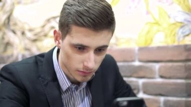 Genç adam telefonu kafede konularda karar verme
