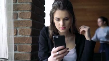 Selfie kafede alarak güzel kız