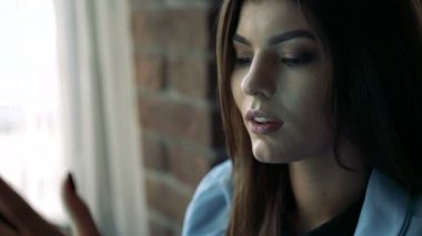 Smartphone ile çalışma ve gülümseyen mutlu genç bayan