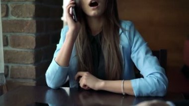 İyi modeli konuşan ve çok gülümseyen