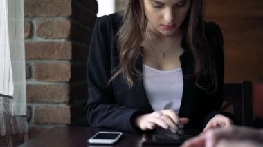 Güzel kız işleri ile telefon ve gülümser technologise