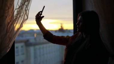 Pencerenin yanında güneş, selfie alarak sihirli kız