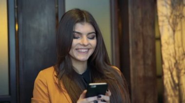 Gülüyor ve telefonda kapalı izlerken kız