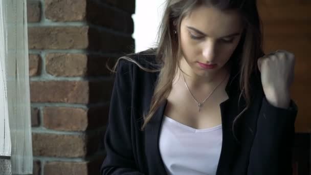 Bonita, alegre chica bien hablando por teléfono en la cafetería — Vídeos de Stock