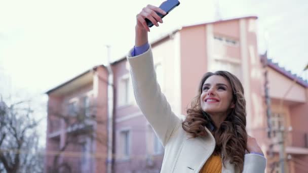 Business damen med selfie i bakgrunden på den vackra hus — Stockvideo