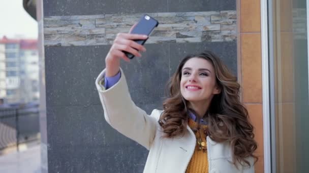 Mulher bonita tomando selfie no fundo — Vídeo de Stock