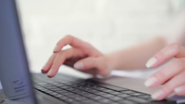 Close up van handen spelen op het toetsenbord van de laptop en het drinken van koffie — Stockvideo