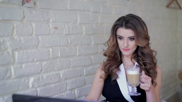 Glamour nő iszik latte és a laptop a kávézóban — Stock videók