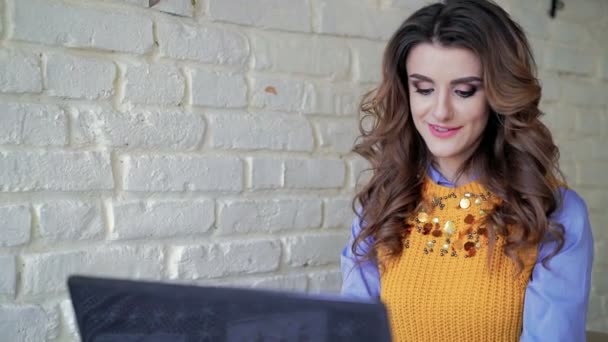Κυρία στο γραφείο στυλ συνεργάζεται με το laptop στο καφέ και χαμογελαστός — Αρχείο Βίντεο