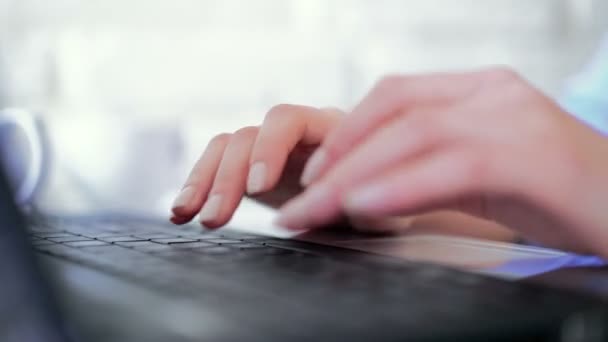 Закройте руки, играющие на клавиатуре ноутбука — стоковое видео