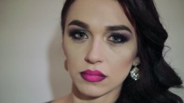 Kameraya bakarak ile akıllı bir model closeup yüzü. 4k