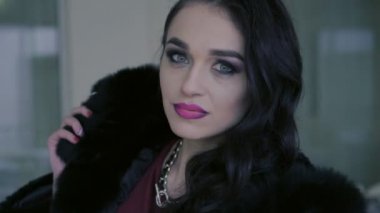 Pahalı kürk akıllı kadın portresi closeup kameraya poz veriyor. 4k