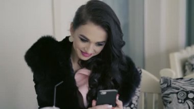 Esmer suyu içme, kafede telefonda arıyorum pahalı kürk içinde akıllı. 4k