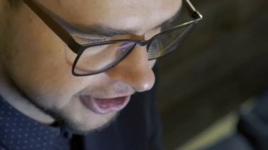 Genç gülümseyen, konuşma ve çalışma adam