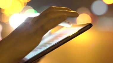 Eller gece parlak zemin üzerine tablet kullanarak kapatın. Yavaş yavaş