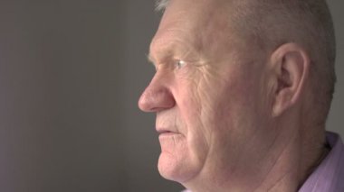 Kamera 4k ciddi büyük adam bakmak