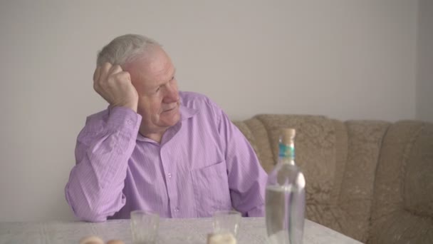 Smutny spojrzenie człowieka, którzy piją alkohol — Wideo stockowe