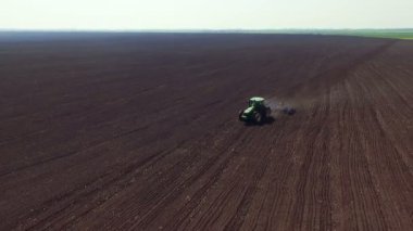 Alanları toprak yetiştirilmesi traktörün havadan görünümü
