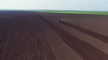 Modern traktörün toprak güneşli bir günde çiftçilik havadan görünümü