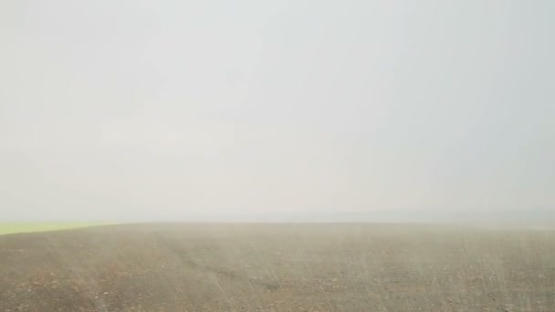 大雨。现代拖拉机栽培领域土壤 — 图库视频影像