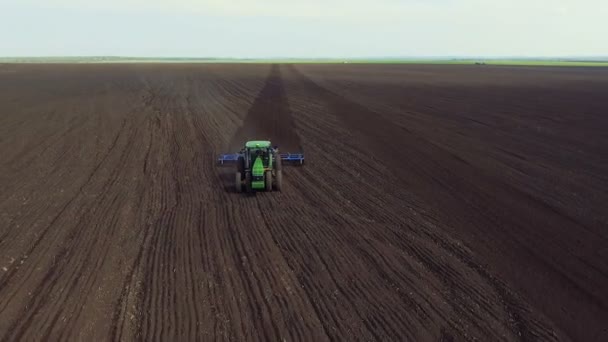 Letecký pohled na moderní traktoru, Kultivace půdy pole