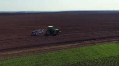 Modern traktörün alanları plowing havadan görünümü