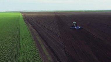 Siyah verimli toprak, toprak sürme traktör havadan görünümü
