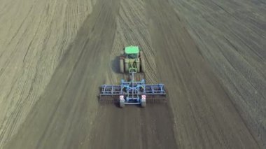 Anteni: traktör toprak çiftçilik. Üstten Görünüm.