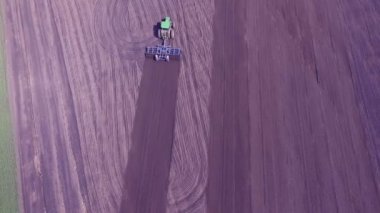 Modern traktörün alanları plowing havadan görünümü