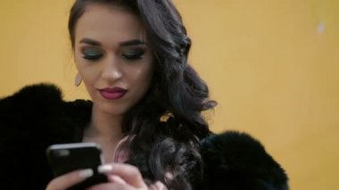 Telefonunuzun ve kürk çok zeki kadın