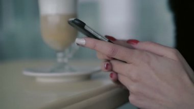 Yumuşak kadının elinde akıllı telefon yakın çekim