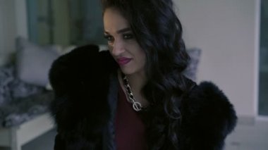 Closeup seductively pembe dudakları ve göz ile tek akıllı kadın portresi