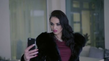 Zarif restoranda selfie alarak kürk kadında