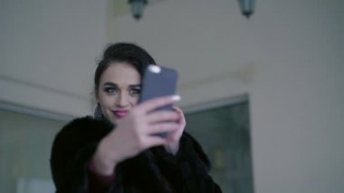 Çekici kadın seductively dudakları ve gözleri selfie için poz