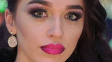 Harika bir görünüm, kayrak dudaklar, kızın acımak yüz yakın çekim. Yavaş yavaş