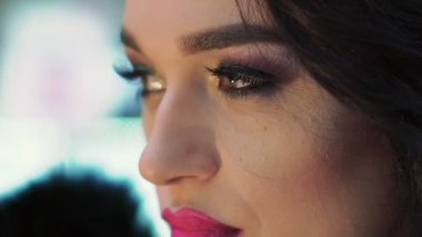 Moda kız görünümünü kapatın. Yavaş yavaş.