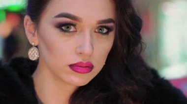 Güçlü zarif kadın ile serin yapmak bak. Yakın çekim. Yavaş yavaş