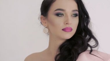 Portre sevimli kadınla kamera için poz. Yavaş yavaş