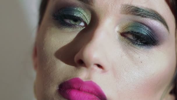 Schöne Mädchen Gesicht mit erstaunlichen Make-up. langsam — Stockvideo