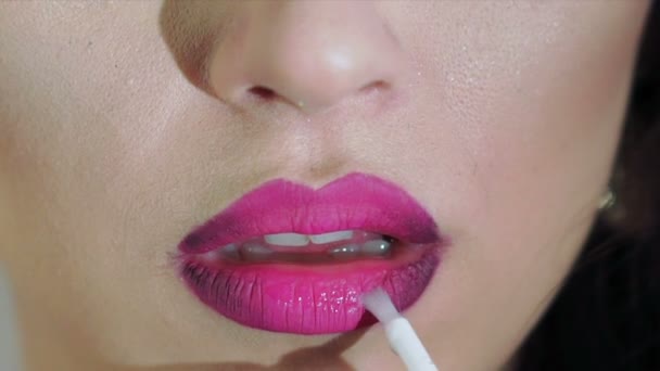 Gros plan de la peinture des lèvres en couleur rose. Doucement. — Video